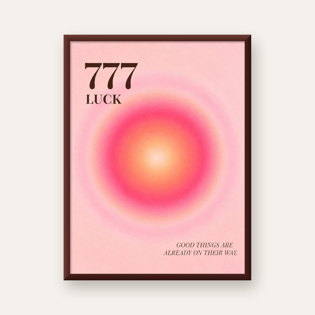777 Luck Pembe Aura Poster — ceviz çerçeveli