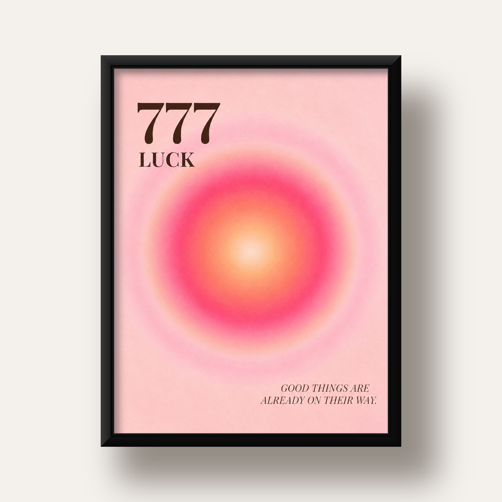 777 Luck Pembe Aura Poster — siyah derin çerçeveli