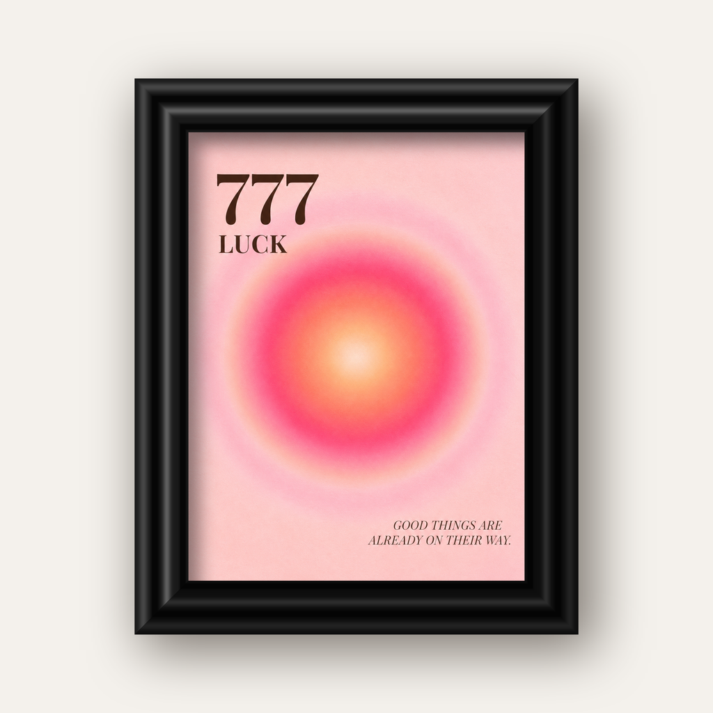 777 Luck Pembe Aura Poster — siyah galeri çerçeveli