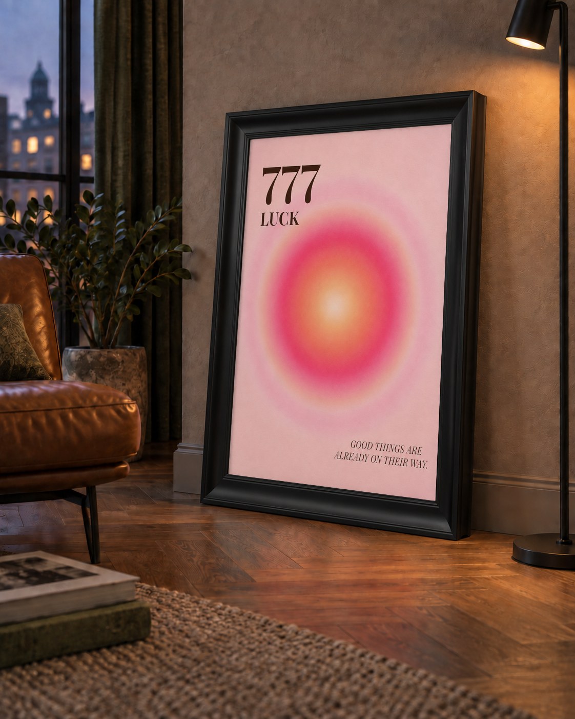 777 Luck Pembe Aura Poster — çerçeveli hâliyle bir ev duvarında