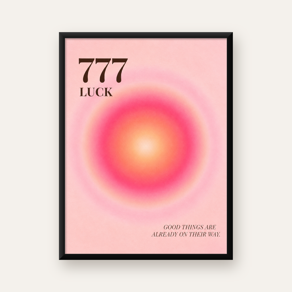 777 LUCK Mistik Sayı & Degrade Güneş Modern Poster — Dikey baskı, düz siyah çerçeveli duvar posteri