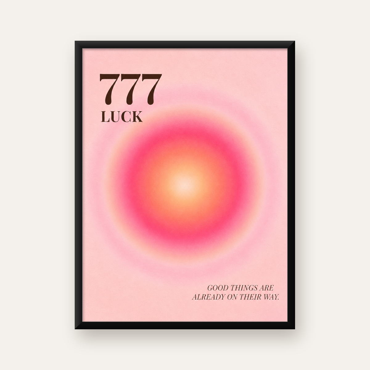 777 LUCK Mistik Sayı & Degrade Güneş Modern Poster — Dikey baskı, düz siyah çerçeveli duvar posteri