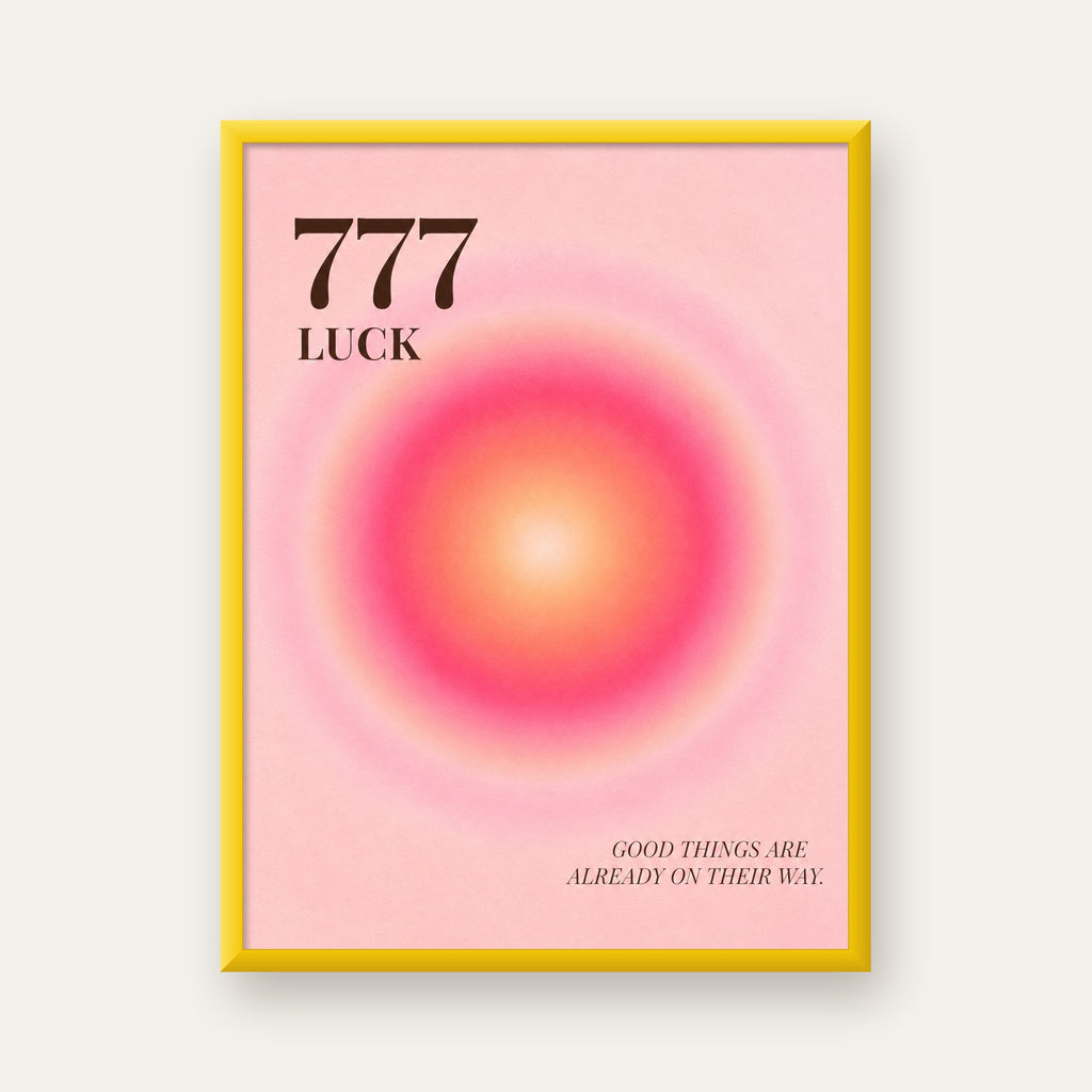 777 Luck Pembe Aura Poster — sarı çerçeveli
