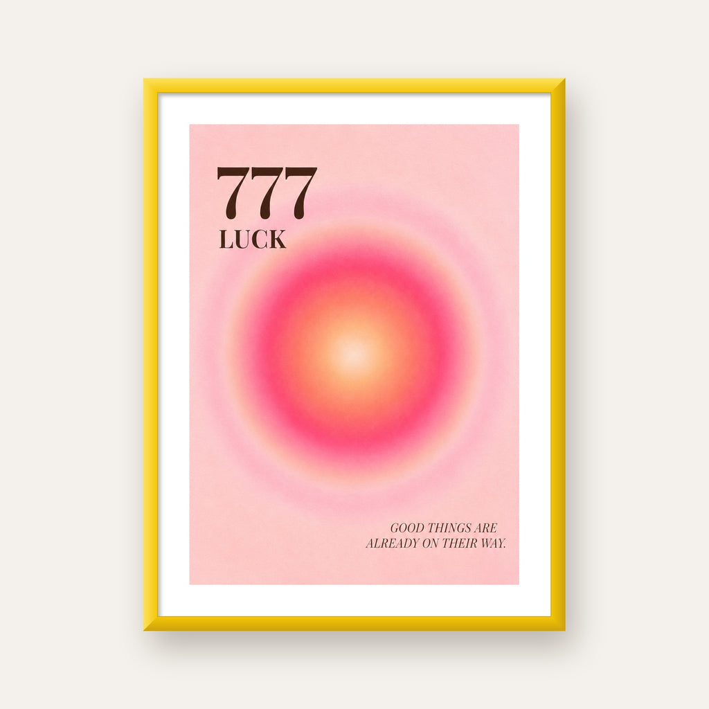 777 Luck Pembe Aura Poster — sarı çerçeveli paspartulu