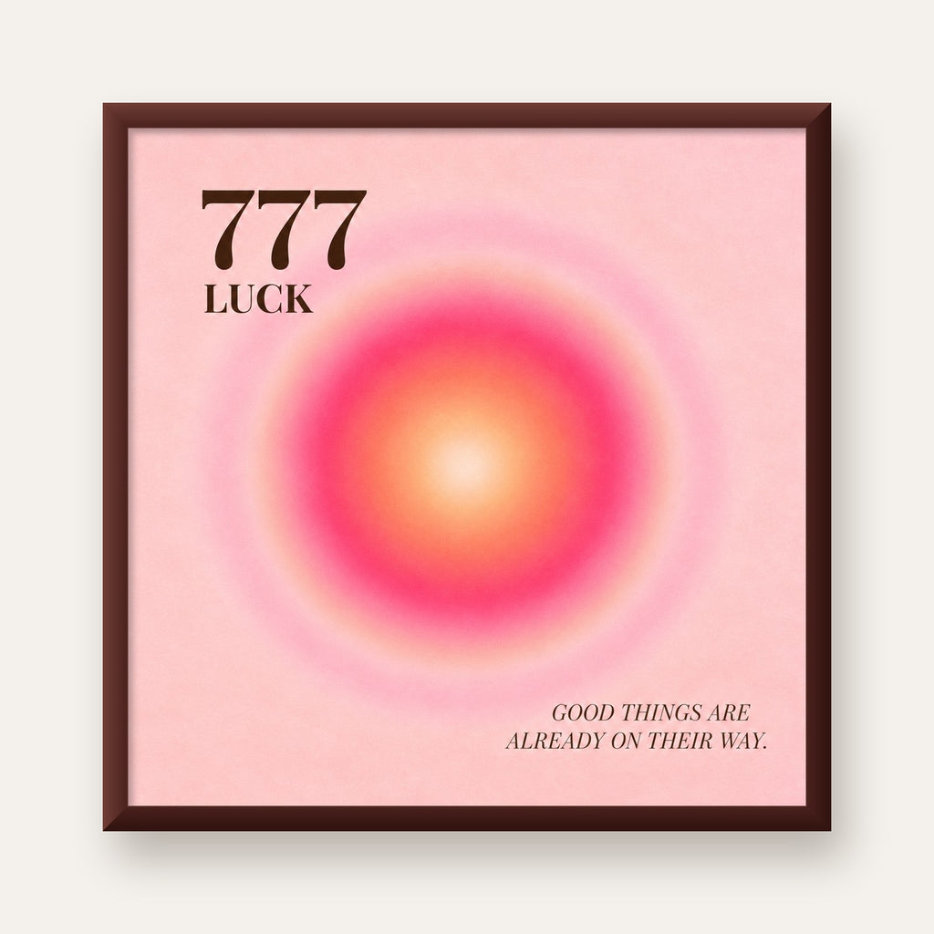 777 Luck Pembe Aura Poster — ceviz çerçeveli