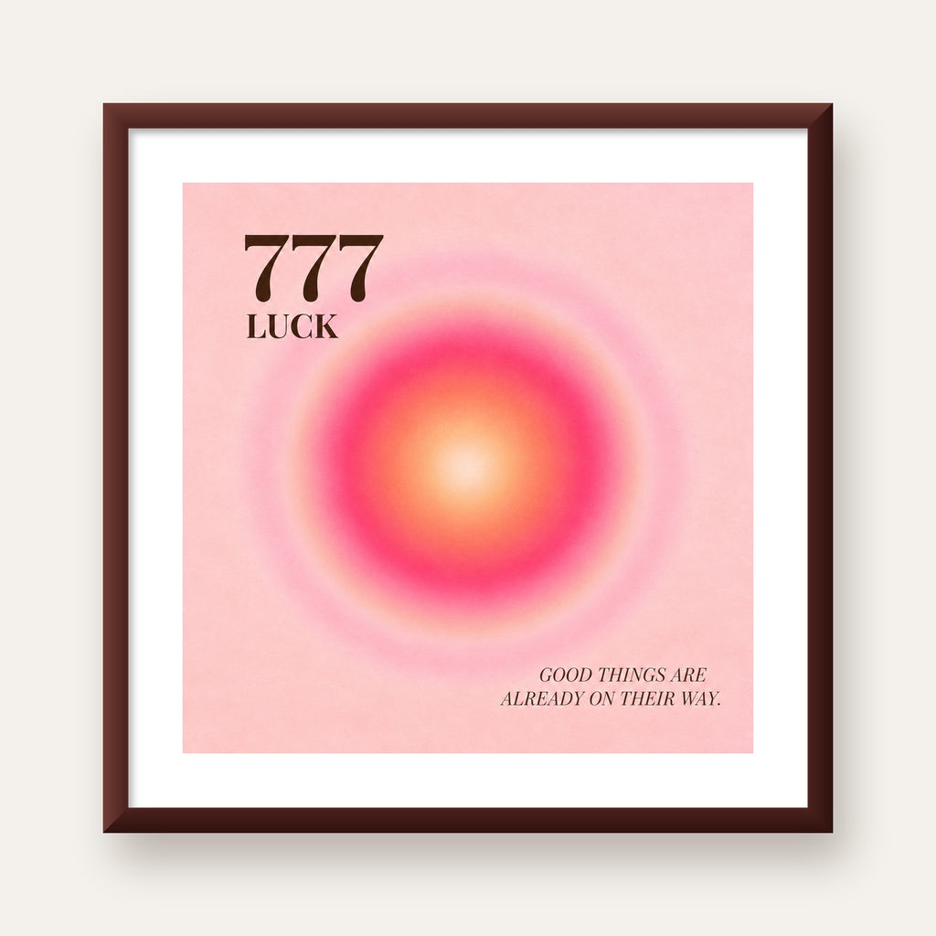777 Luck Pembe Aura Poster — ceviz çerçeveli paspartulu