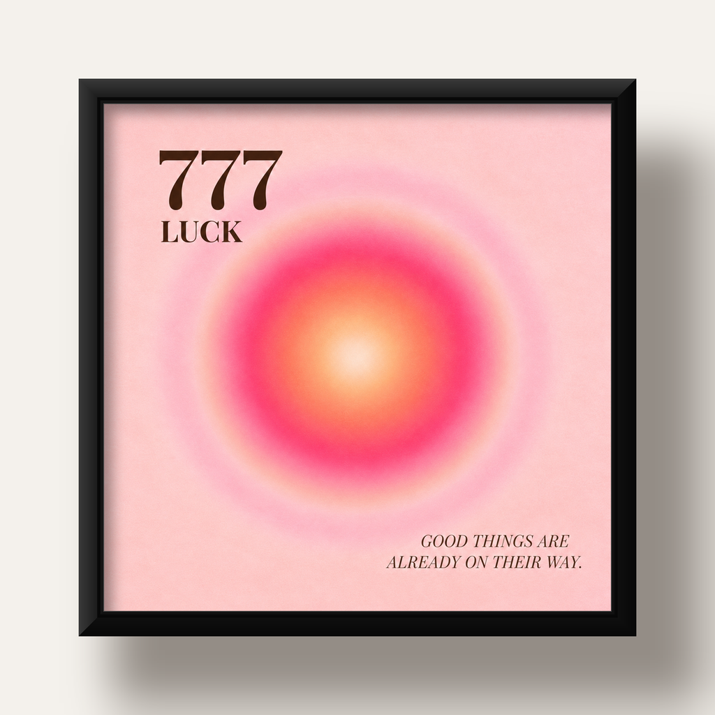 777 Luck Pembe Aura Poster — siyah derin çerçeveli