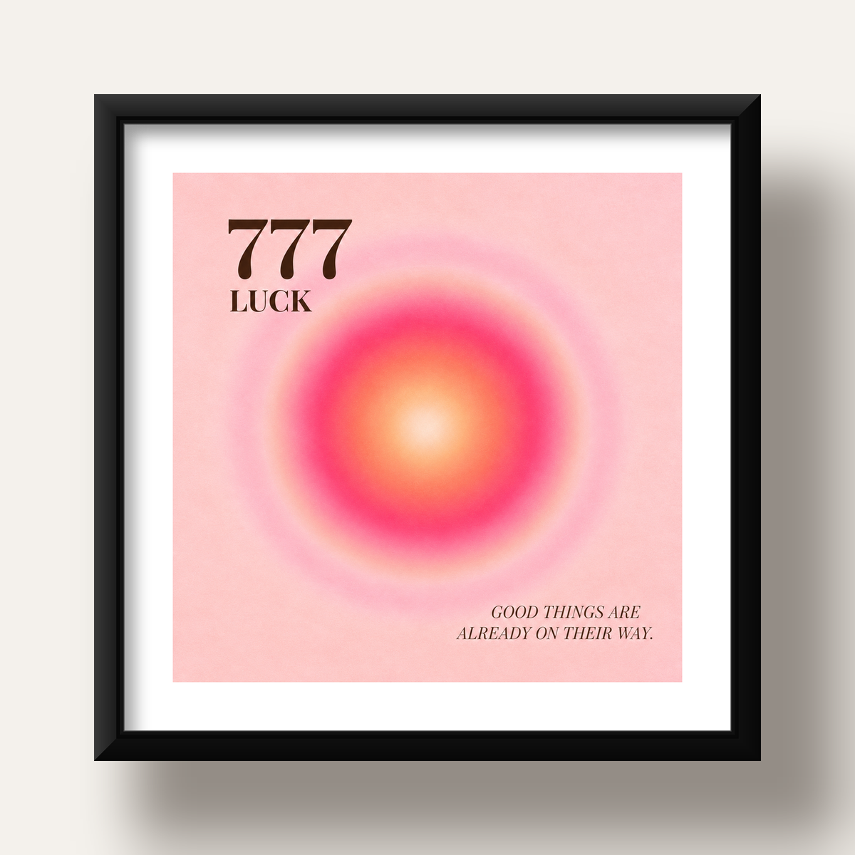 777 Luck Pembe Aura Poster — siyah derin çerçeveli paspartulu