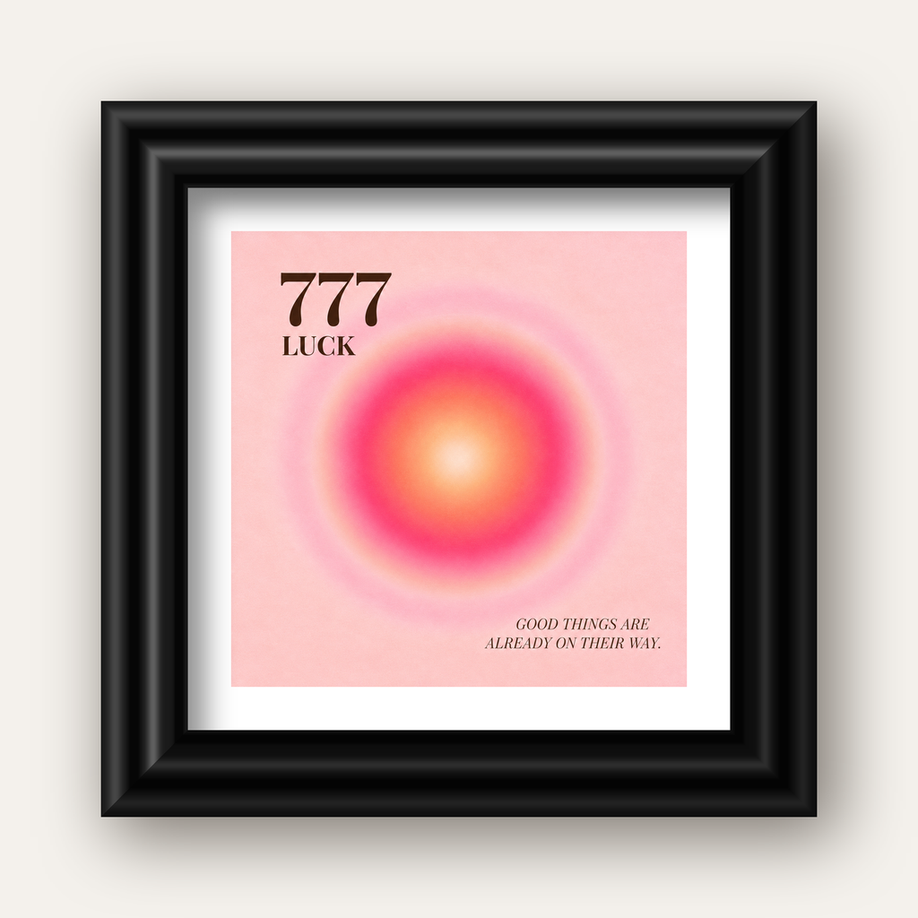 777 Luck Pembe Aura Poster — siyah galeri çerçeveli paspartulu