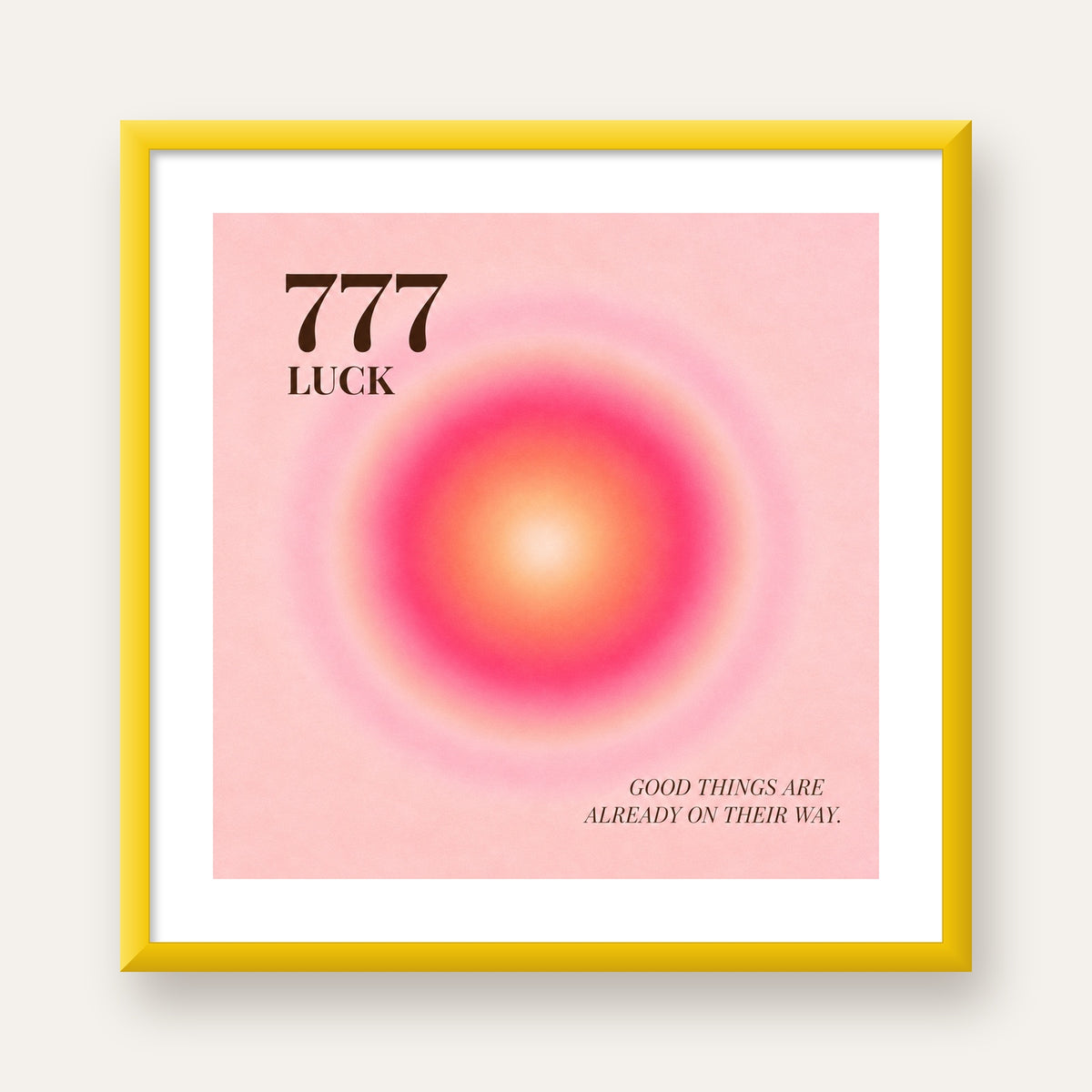 777 Luck Pembe Aura Poster — sarı çerçeveli paspartulu