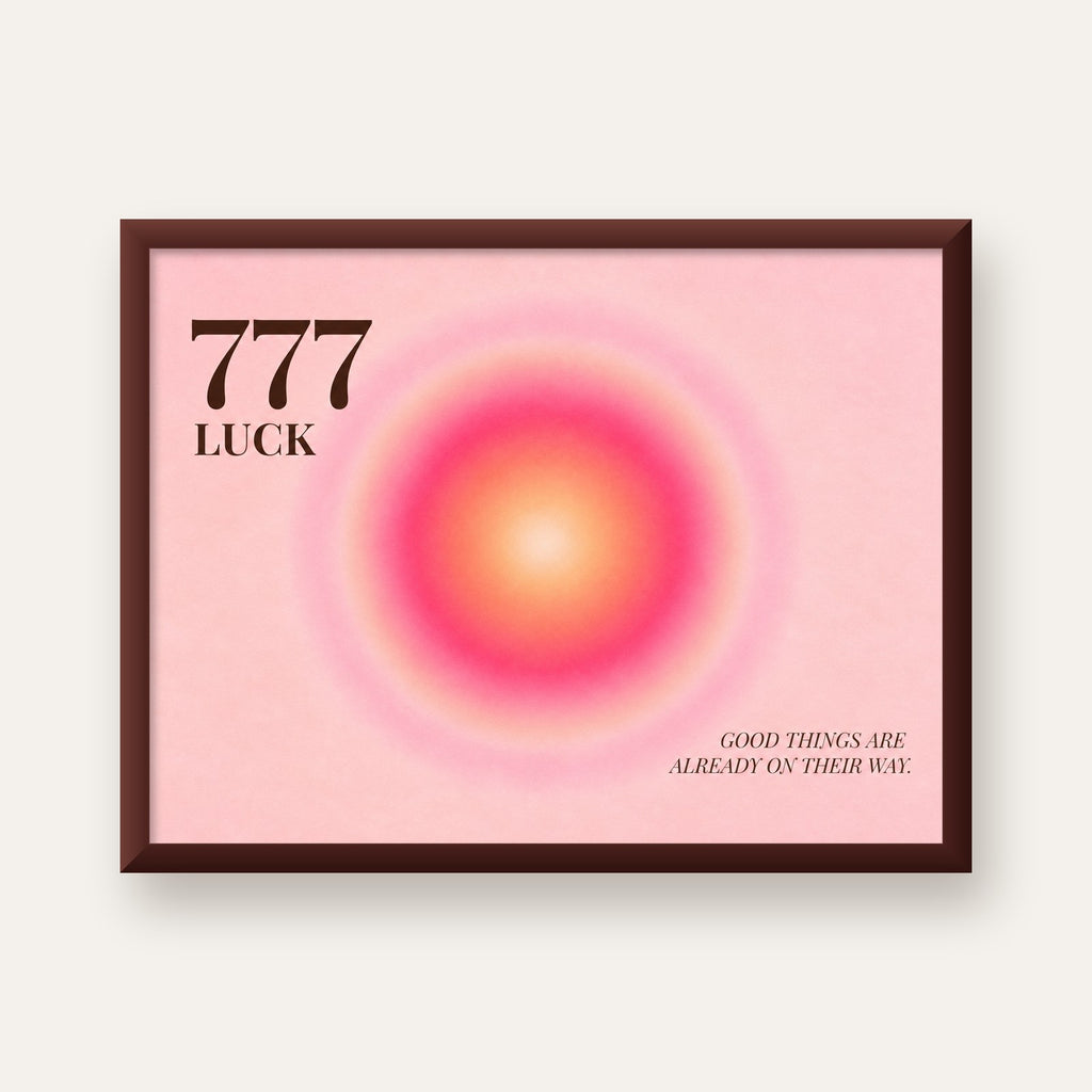 777 Luck Pembe Aura Poster — ceviz çerçeveli