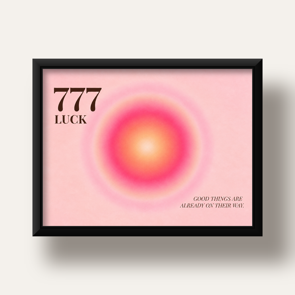 777 Luck Pembe Aura Poster — siyah derin çerçeveli