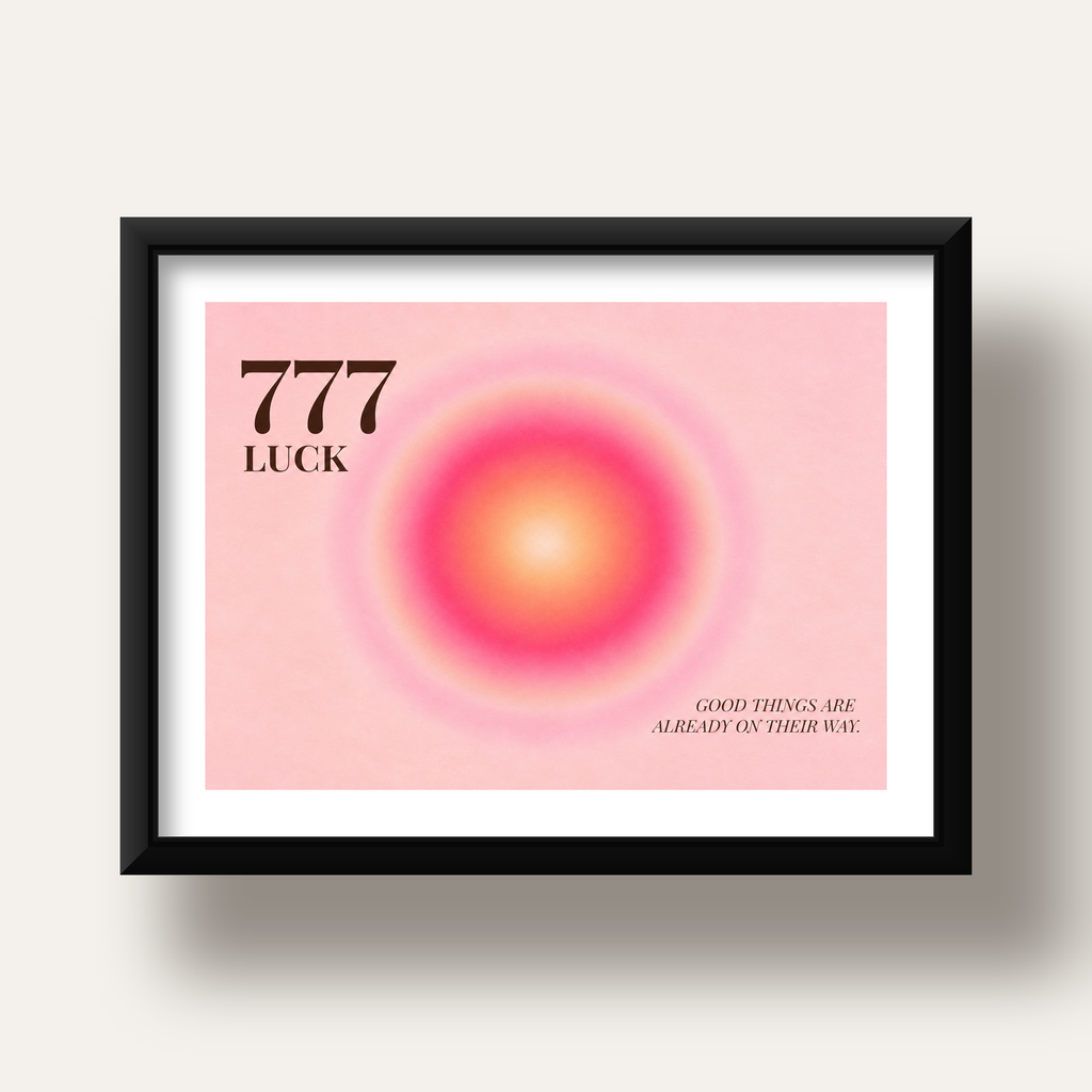 777 Luck Pembe Aura Poster — siyah derin çerçeveli paspartulu