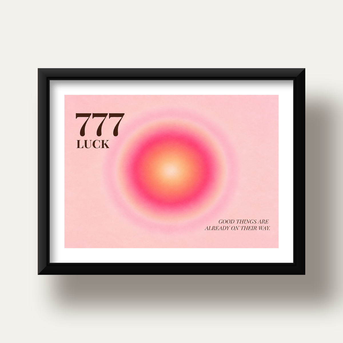 777 Luck Pembe Aura Poster — siyah derin çerçeveli paspartulu
