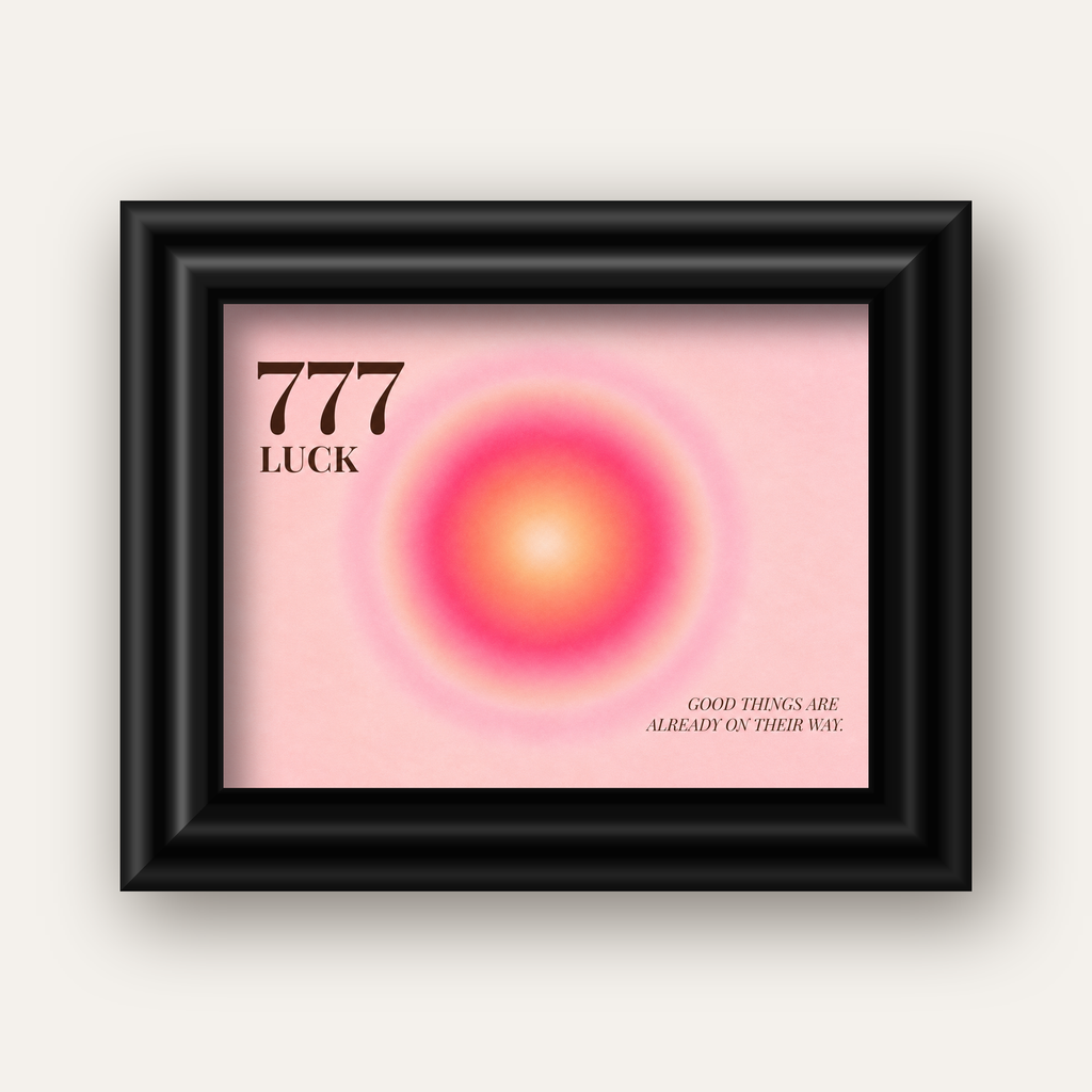 777 Luck Pembe Aura Poster — siyah galeri çerçeveli
