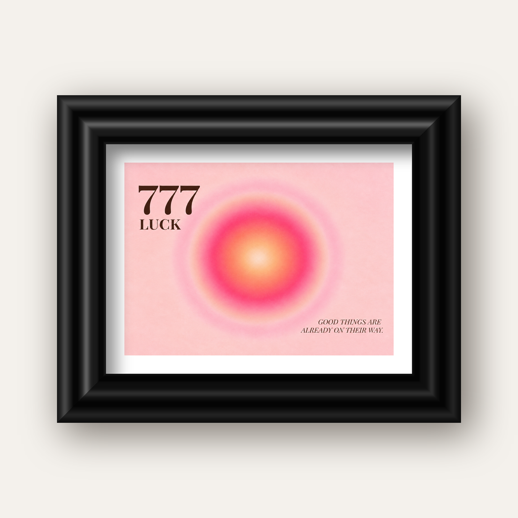777 Luck Pembe Aura Poster — siyah galeri çerçeveli paspartulu