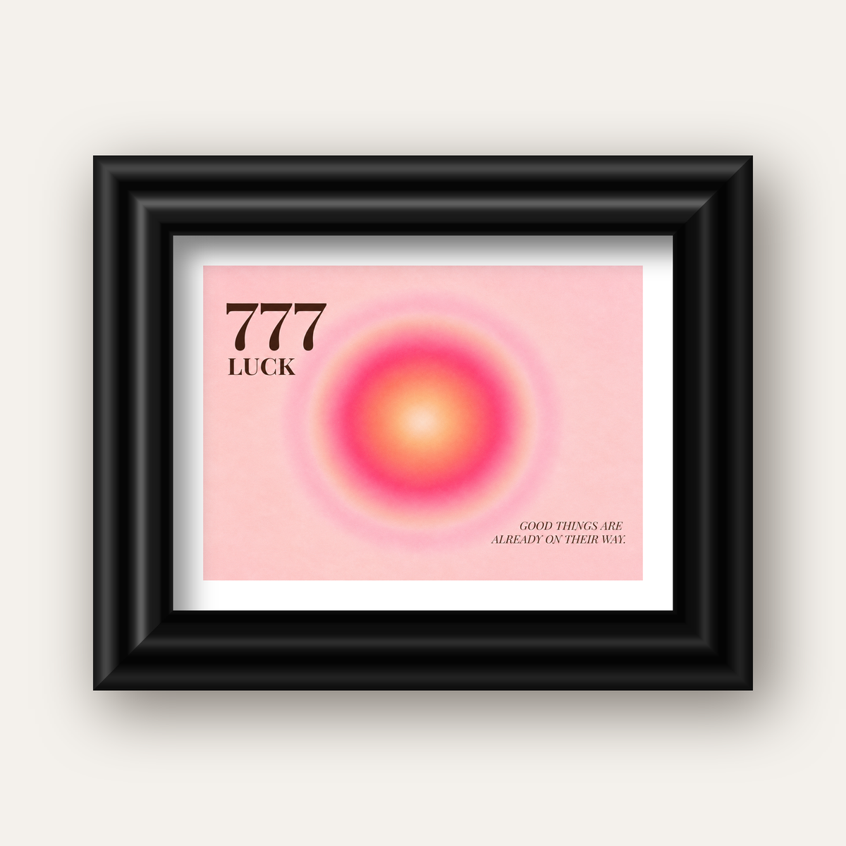 777 Luck Pembe Aura Poster — siyah galeri çerçeveli paspartulu