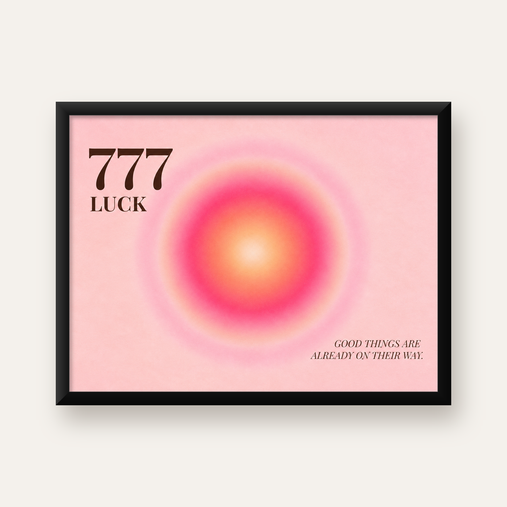 777 LUCK Mistik Sayı & Degrade Güneş Modern Poster — Yatay baskı, düz siyah çerçeveli duvar posteri