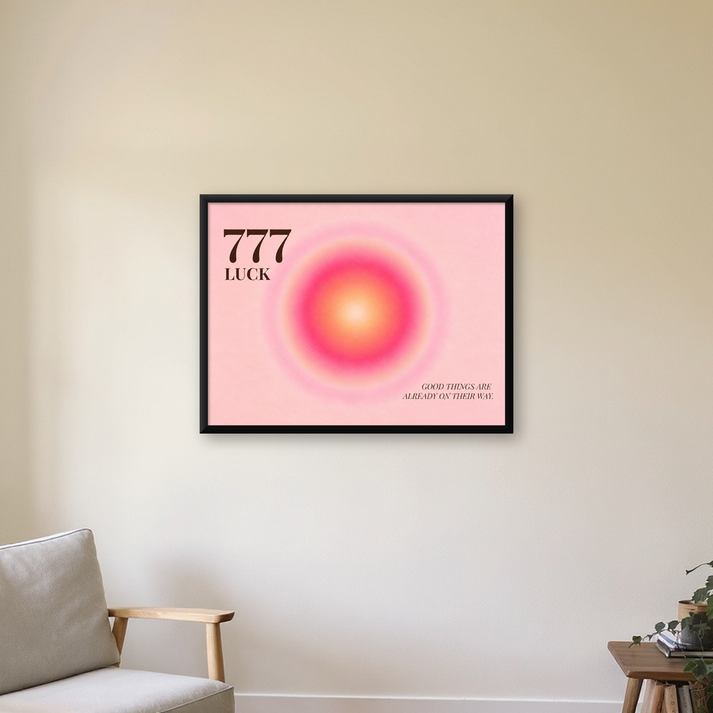 777 LUCK Mistik Sayı & Degrade Güneş Modern Poster — Yatay baskı, çerçeveli hâliyle bir ev duvarında