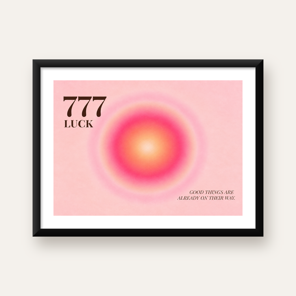 777 LUCK Mistik Sayı & Degrade Güneş Modern Poster — Yatay baskı, beyaz kenar boşluklu