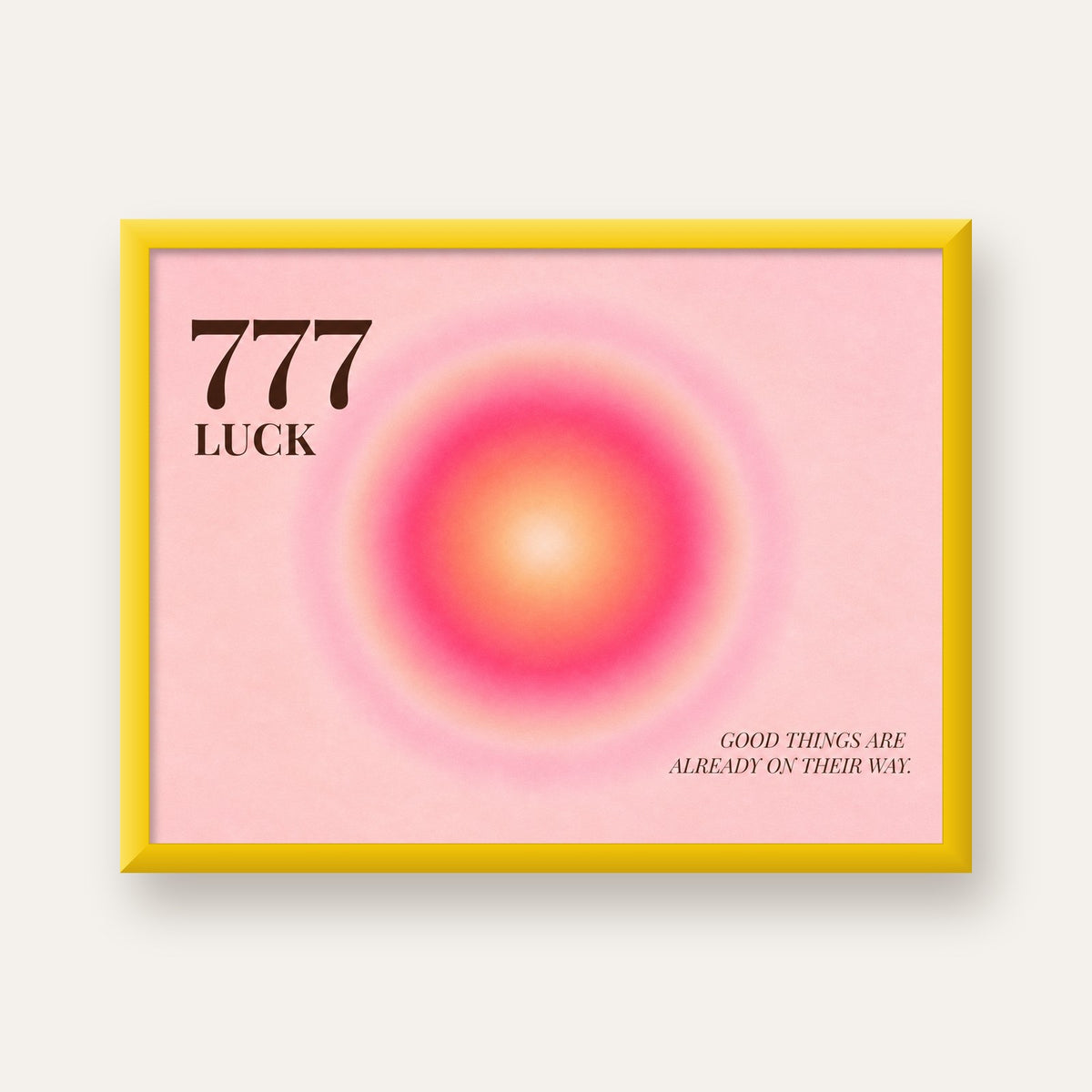 777 Luck Pembe Aura Poster — sarı çerçeveli