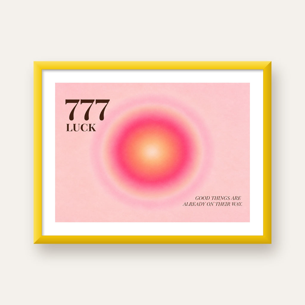 777 Luck Pembe Aura Poster — sarı çerçeveli paspartulu
