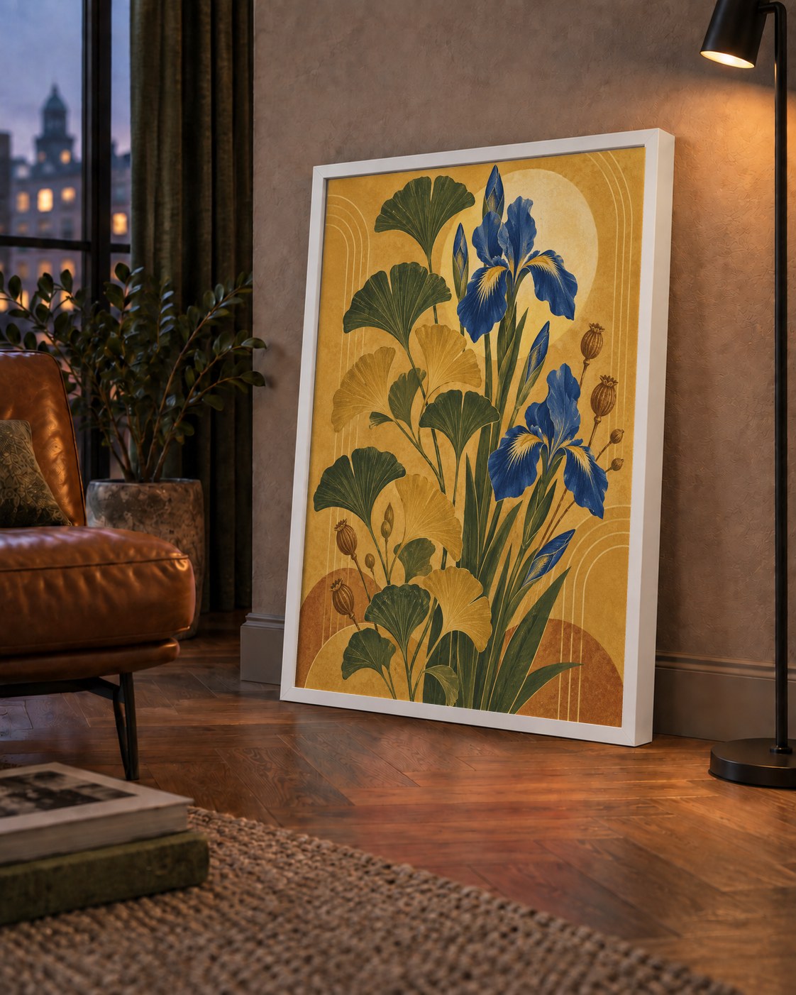 Altın Ginkgo ve Mavi İris Art Deco Botanik Poster — çerçeveli hâliyle bir ev duvarında