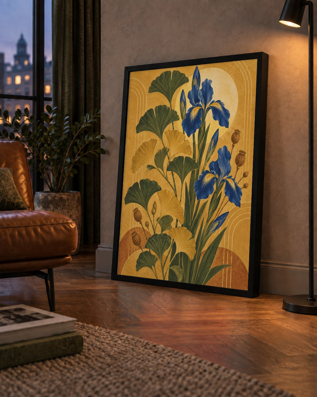 Altın Ginkgo ve Mavi İris Art Deco Botanik Poster — çerçeveli hâliyle bir ev duvarında