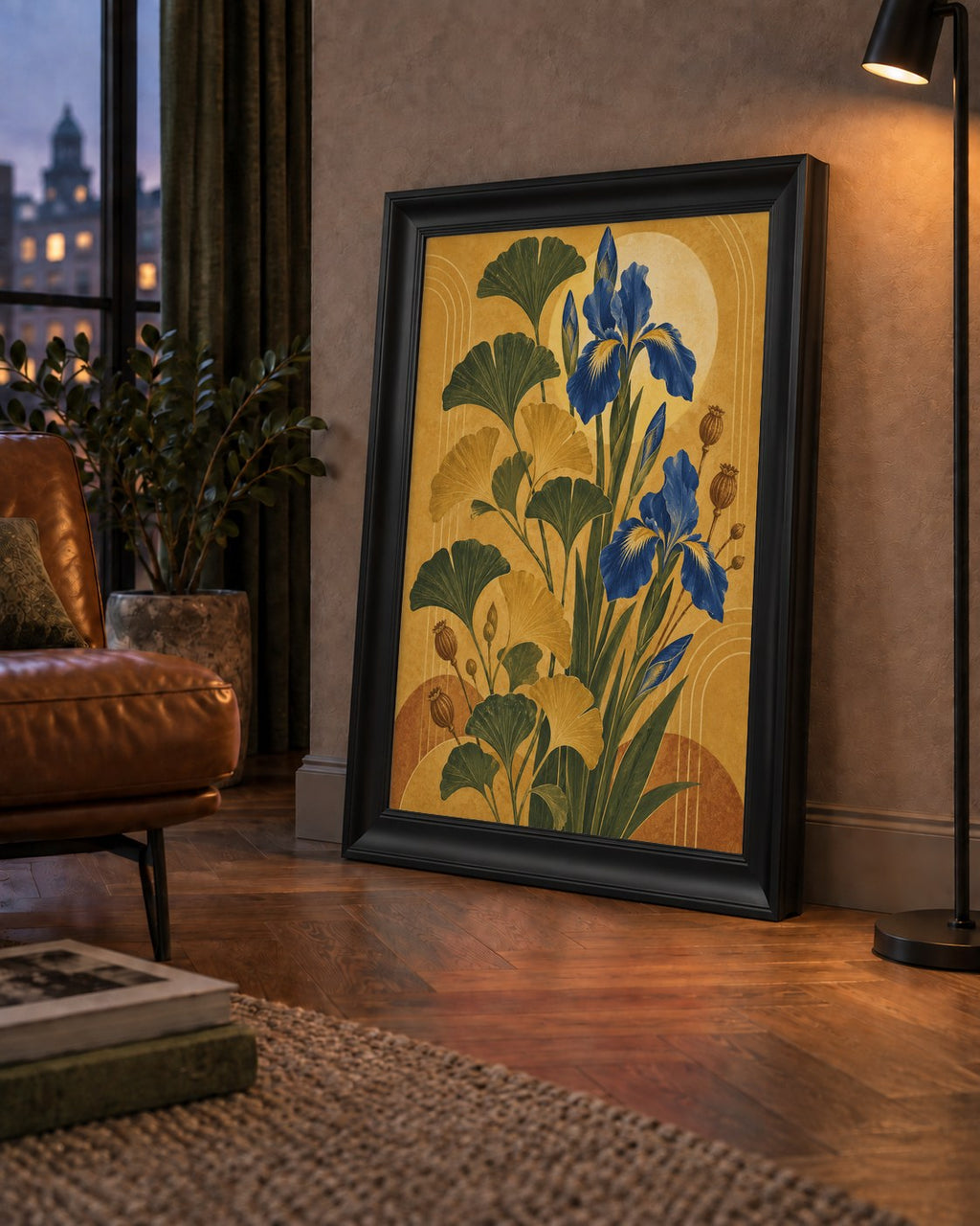 Altın Ginkgo ve Mavi İris Art Deco Botanik Poster — çerçeveli hâliyle bir ev duvarında