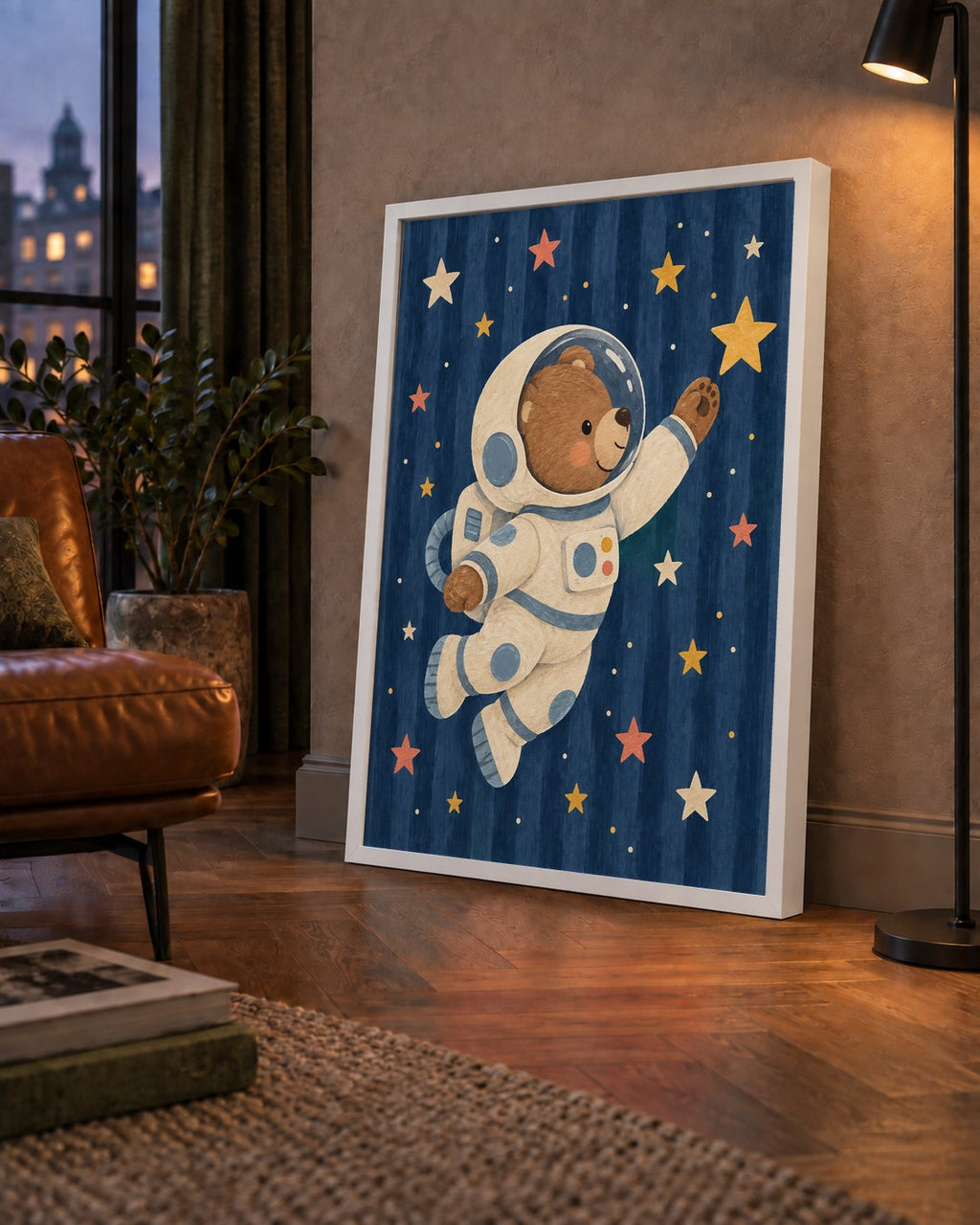 Astronot Ayıcık ve Yıldızlar Pastel Dijital Poster — çerçeveli hâliyle bir ev duvarında