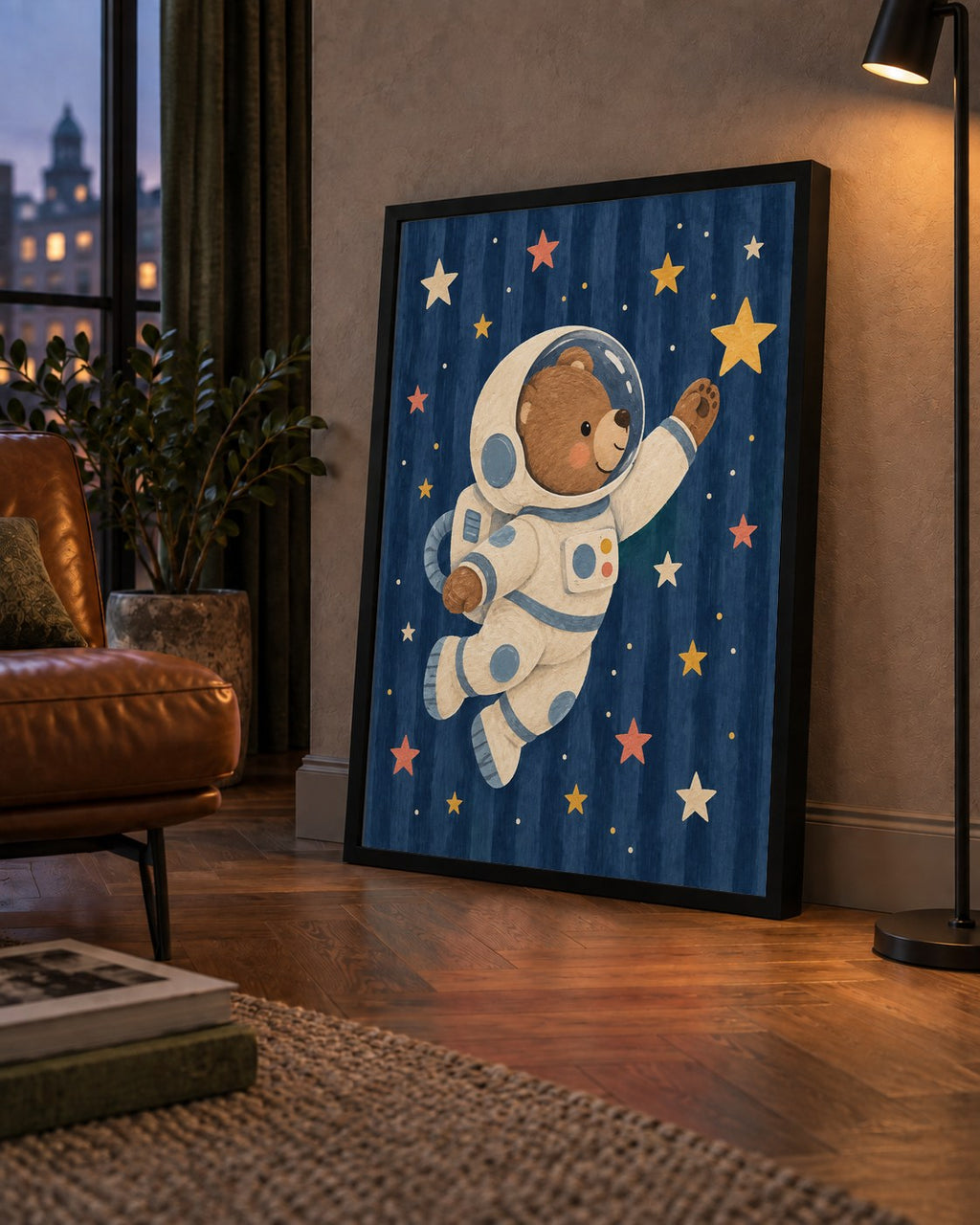 Astronot Ayıcık ve Yıldızlar Pastel Dijital Poster — çerçeveli hâliyle bir ev duvarında