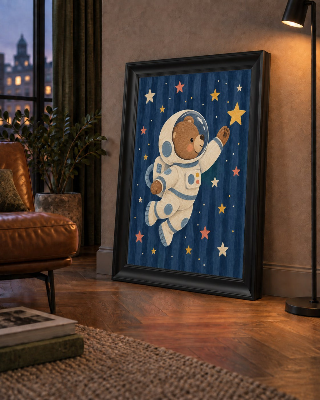 Astronot Ayıcık ve Yıldızlar Pastel Dijital Poster — çerçeveli hâliyle bir ev duvarında