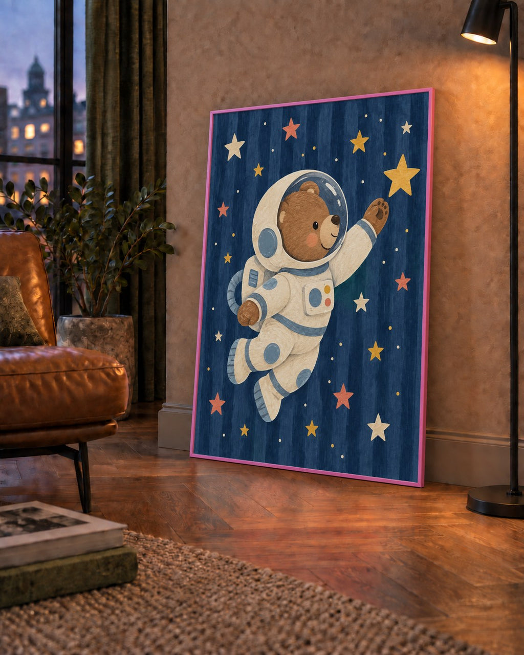 Astronot Ayıcık ve Yıldızlar Pastel Dijital Poster — çerçeveli hâliyle bir ev duvarında