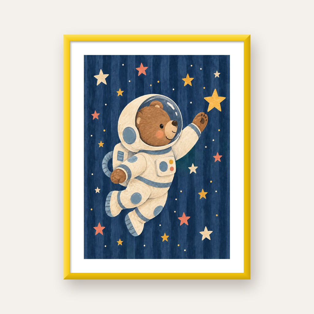 Astronot Ayıcık ve Yıldızlar Pastel Dijital Poster — sarı çerçeveli paspartulu