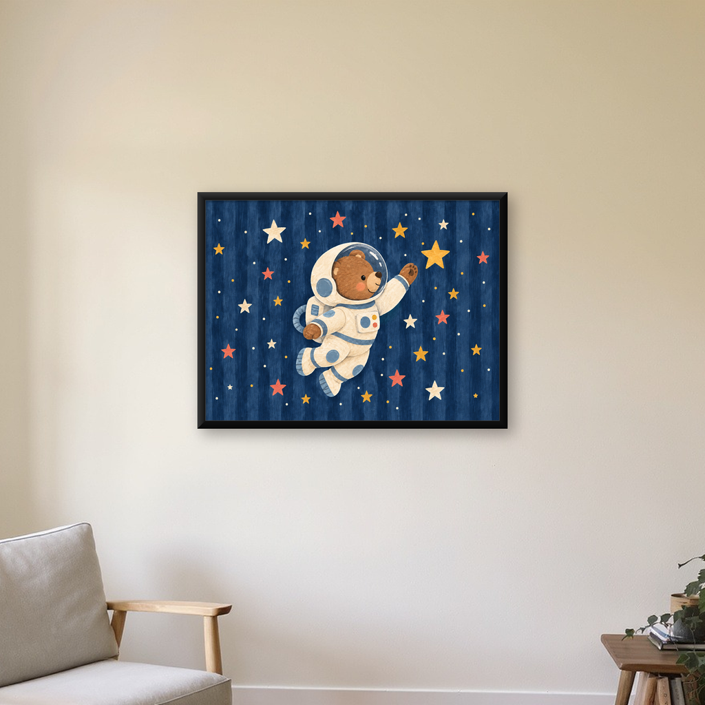 Astronot Ayıcık ve Yıldızlar Pastel Dijital Poster — Yatay baskı, çerçeveli hâliyle bir ev duvarında