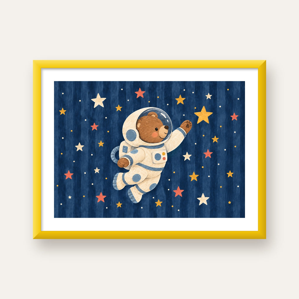 Astronot Ayıcık ve Yıldızlar Pastel Dijital Poster — sarı çerçeveli paspartulu