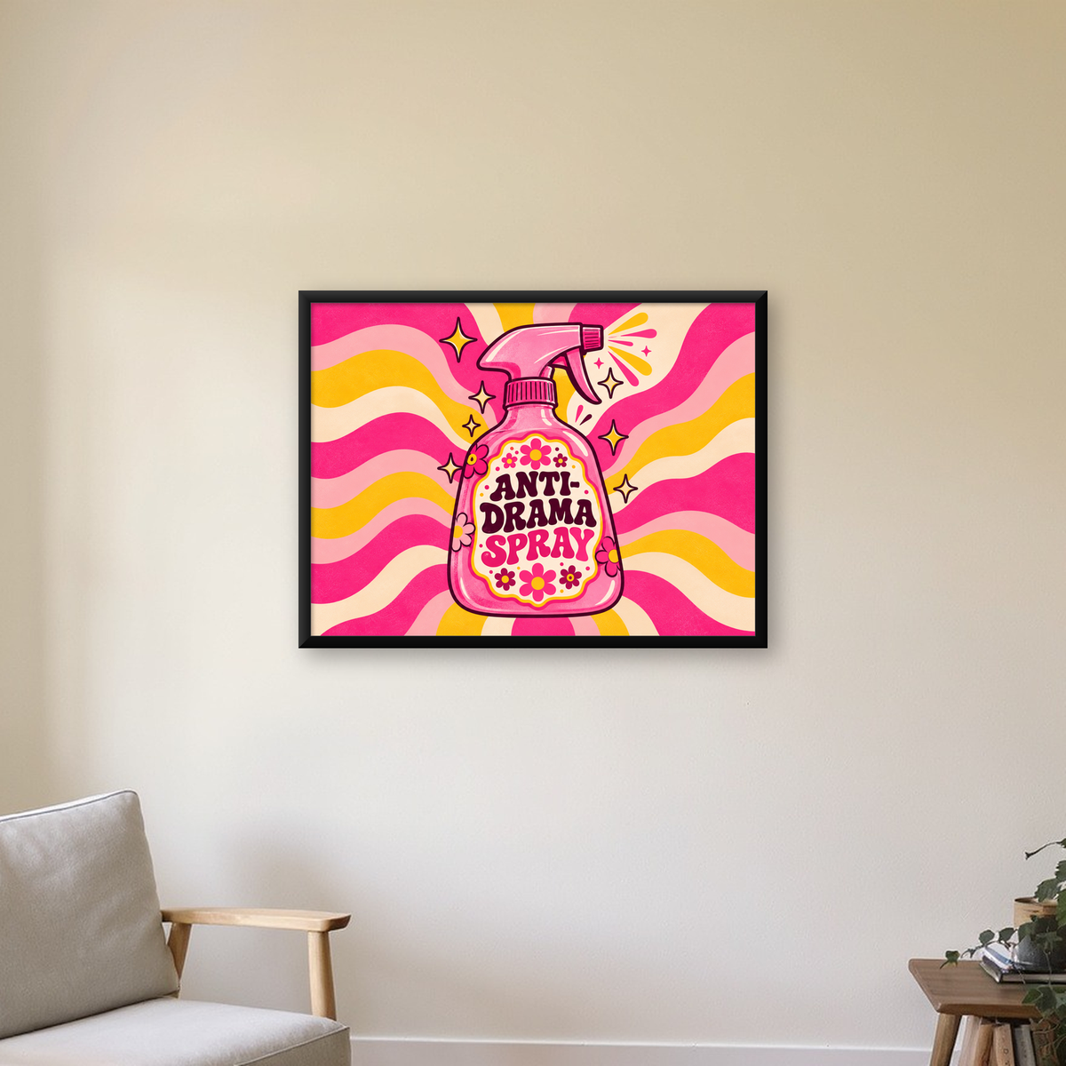 Anti-Drama Sprey Şişesi Retro Poster | Renkli Çiçekli Tasarım — Yatay baskı, çerçeveli hâliyle bir ev duvarında