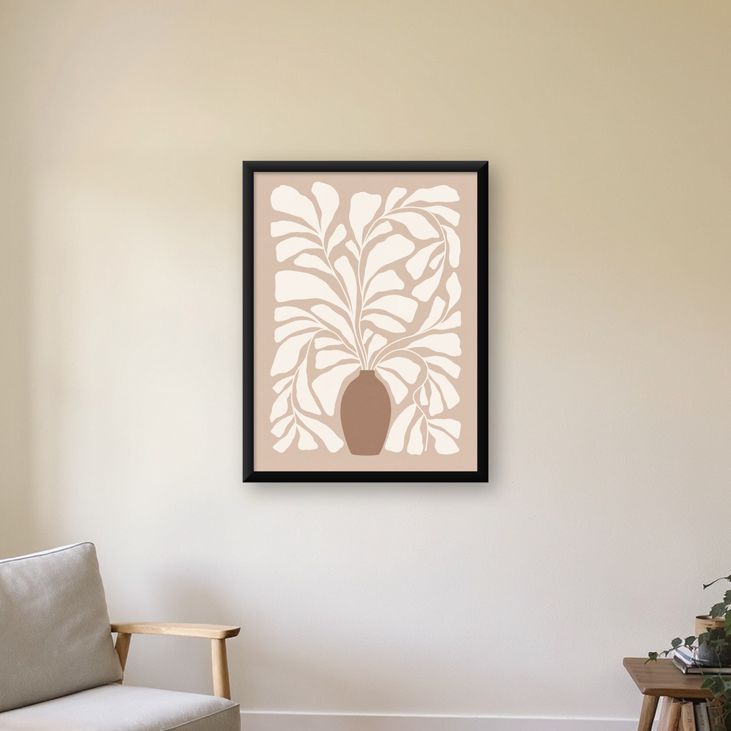 Bej Vazo ve Soyut Yapraklar Minimalist Poster Baskı — Dikey baskı, çerçeveli hâliyle bir ev duvarında