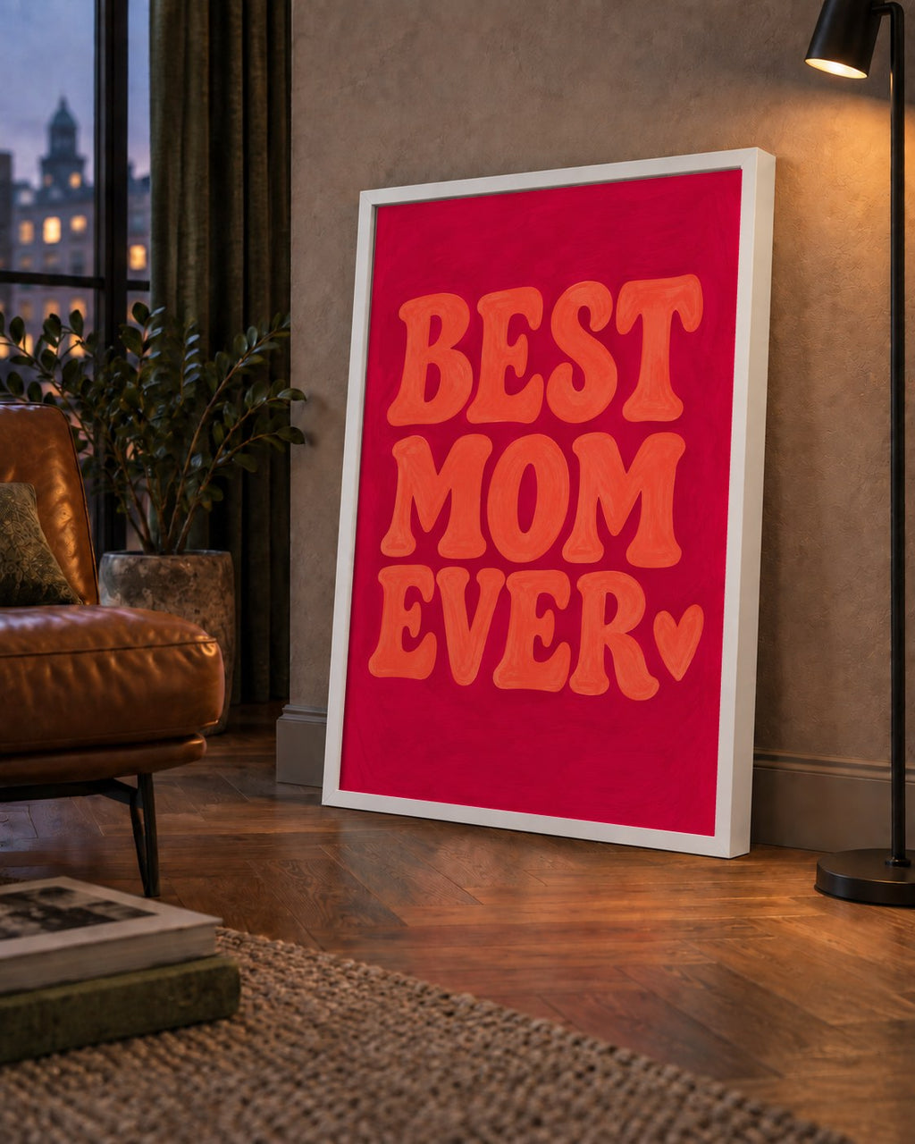 Anneler Günü Tipografi Poster – BEST MOM EVER, Modern Duvar Sanatı — çerçeveli hâliyle bir ev duvarında