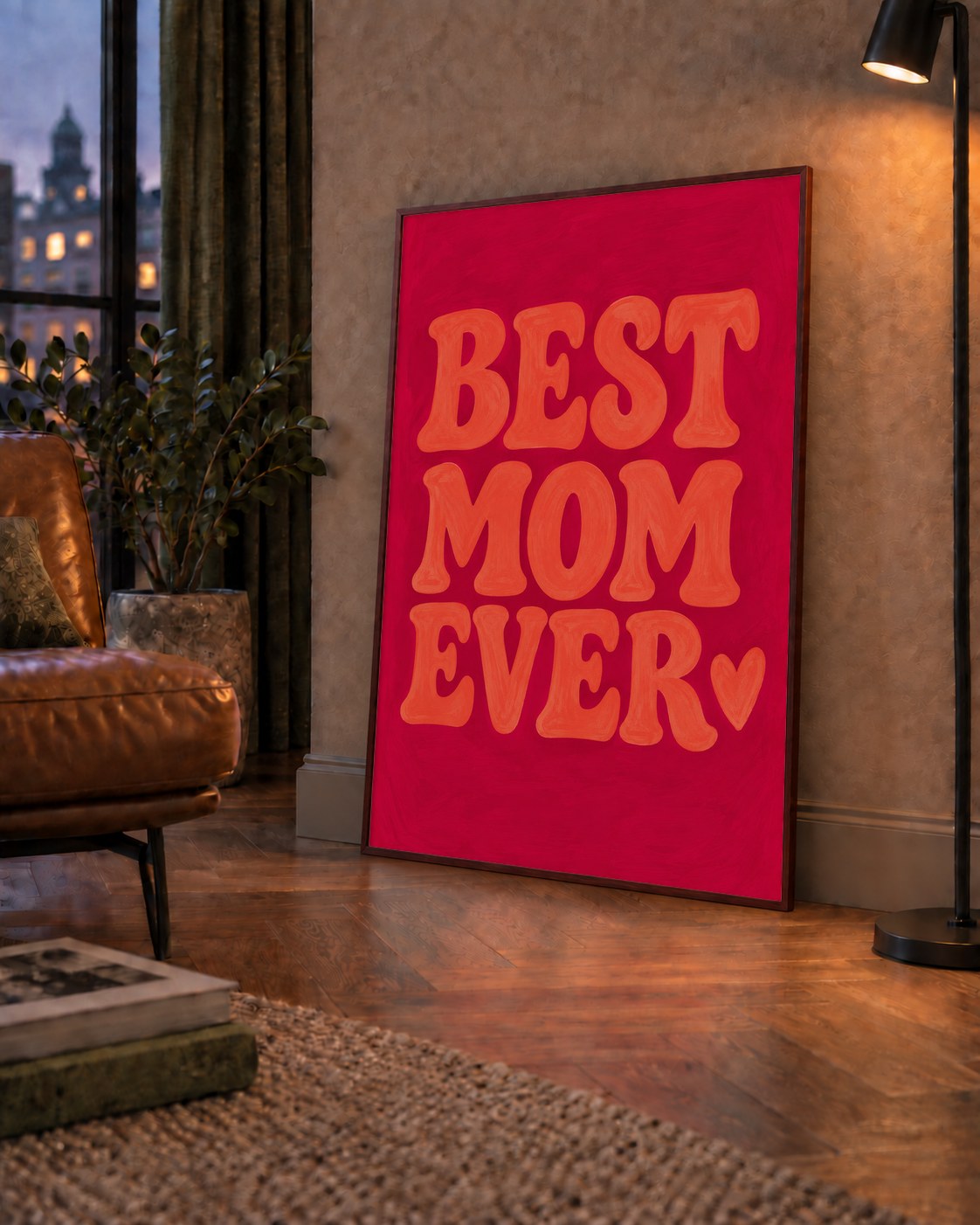 Anneler Günü Tipografi Poster – BEST MOM EVER, Modern Duvar Sanatı — çerçeveli hâliyle bir ev duvarında
