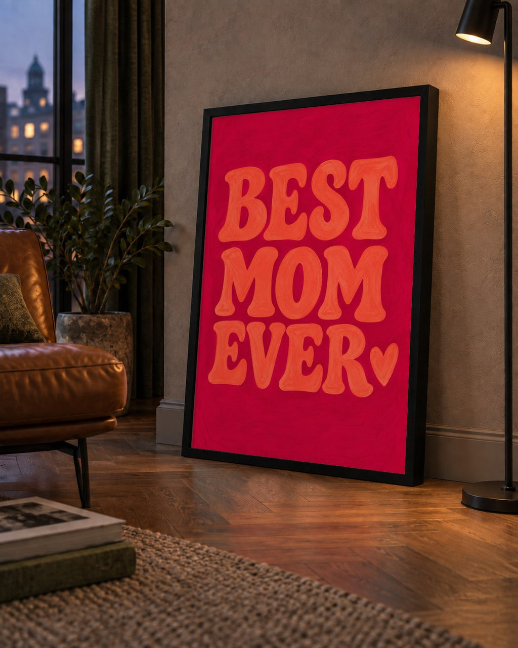 Anneler Günü Tipografi Poster – BEST MOM EVER, Modern Duvar Sanatı — çerçeveli hâliyle bir ev duvarında