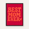 Anneye İthaf: Kalpli 'BEST MOM EVER' Tipografi Poster — Dikey baskı, düz siyah çerçeveli duvar posteri