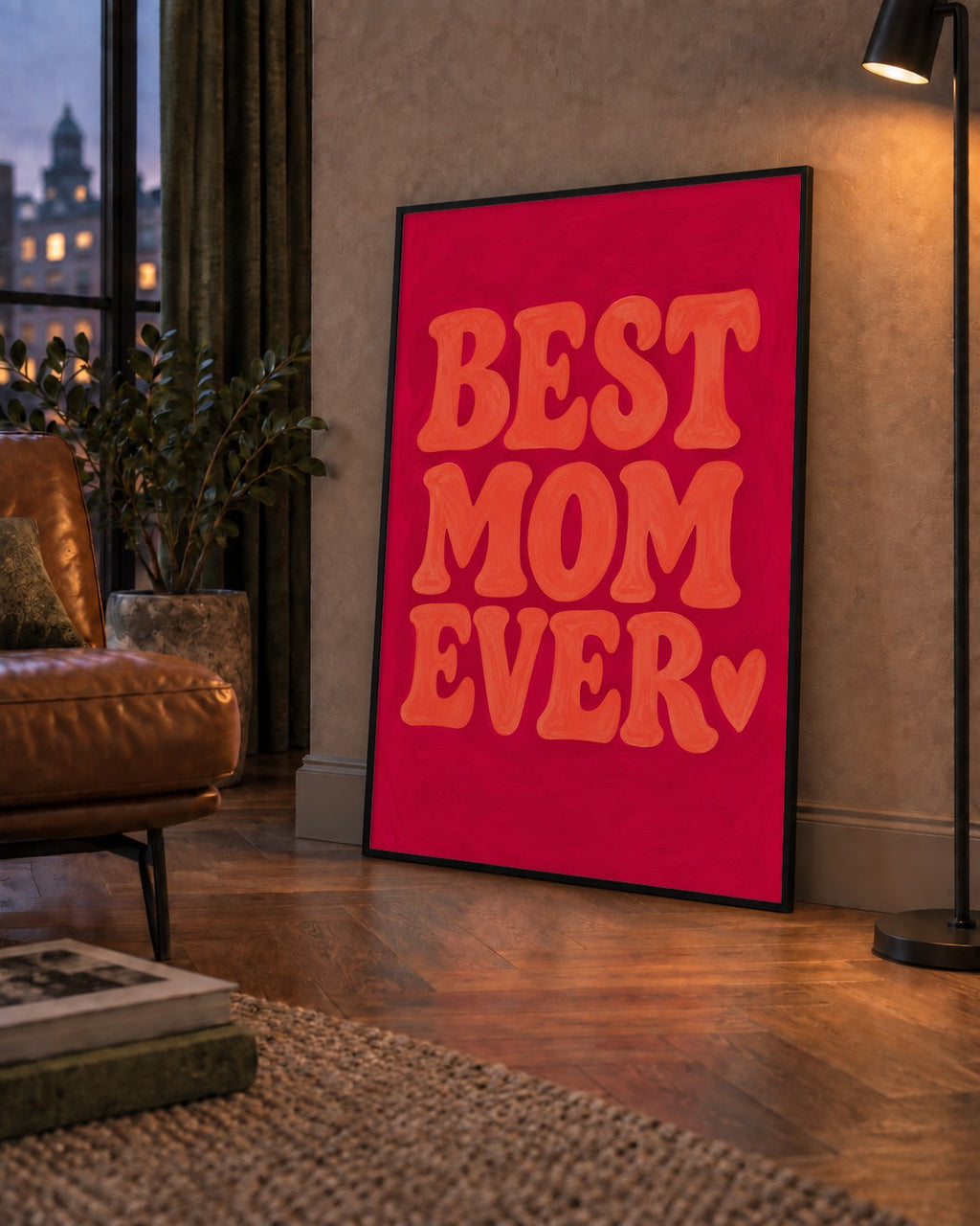 Anneler Günü Tipografi Poster – BEST MOM EVER, Modern Duvar Sanatı — çerçeveli hâliyle bir ev duvarında