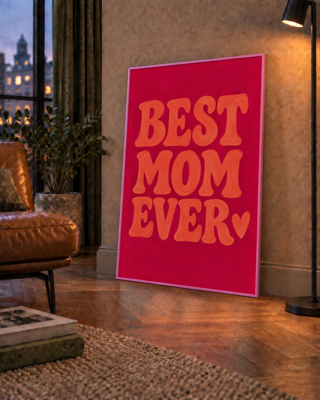 Anneler Günü Tipografi Poster – BEST MOM EVER, Modern Duvar Sanatı — çerçeveli hâliyle bir ev duvarında