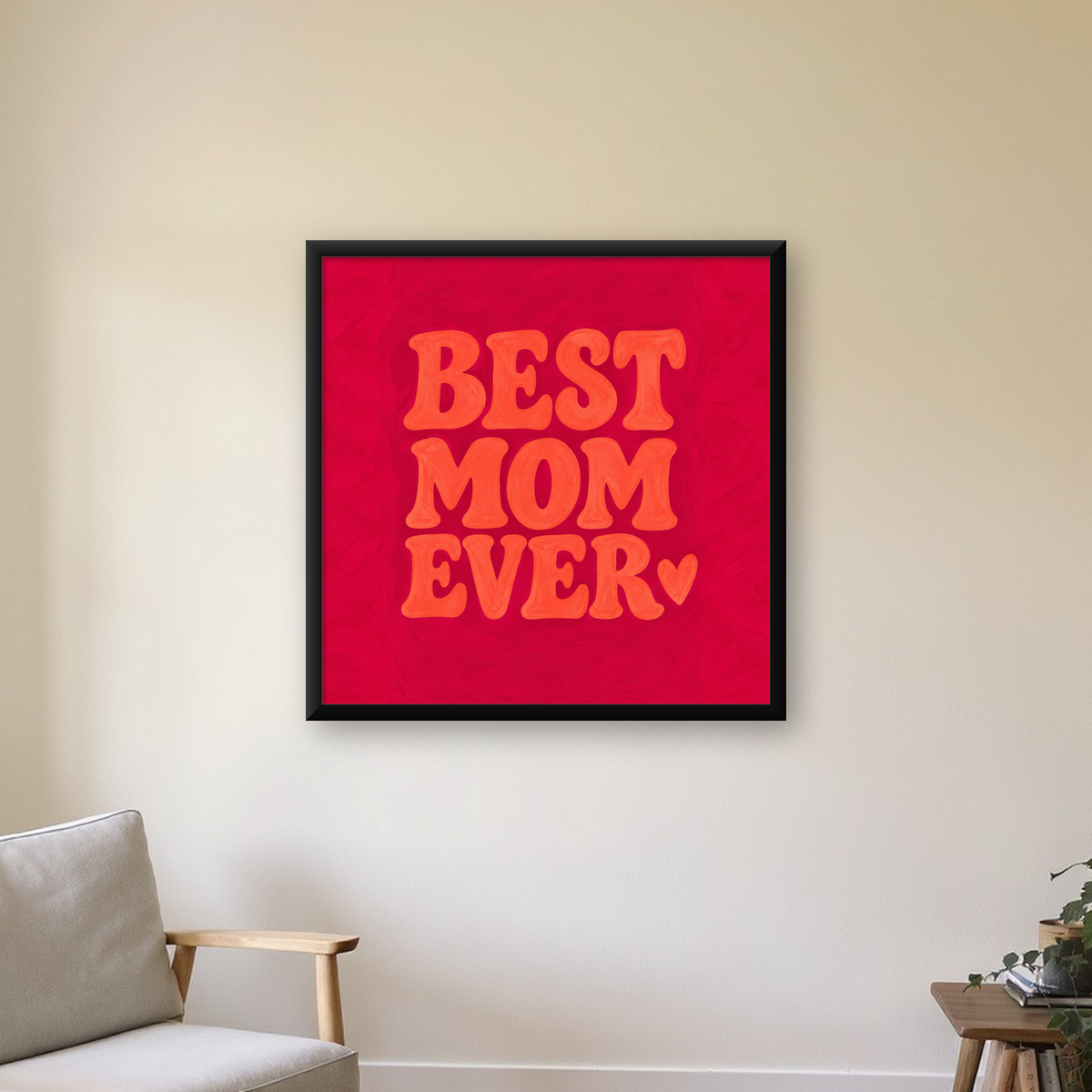 Anneye İthaf: Kalpli 'BEST MOM EVER' Tipografi Poster — Kare baskı, çerçeveli hâliyle bir ev duvarında