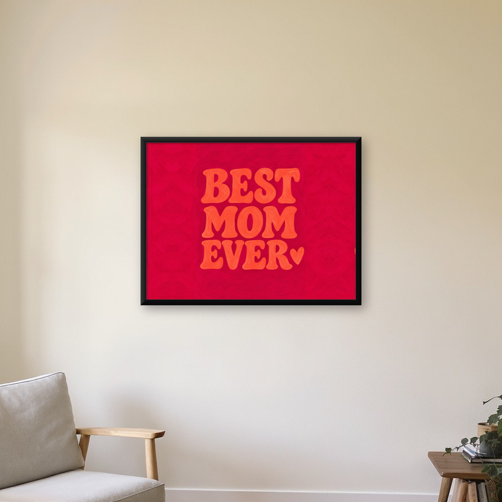 Anneye İthaf: Kalpli 'BEST MOM EVER' Tipografi Poster — Yatay baskı, çerçeveli hâliyle bir ev duvarında