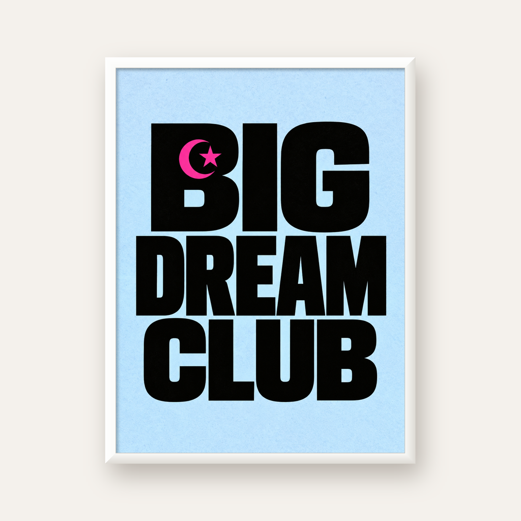 Big Dream Club Tipografi Poster Siyah-Pembe Ay Yıldız Motifli — beyaz çerçeveli dikey poster