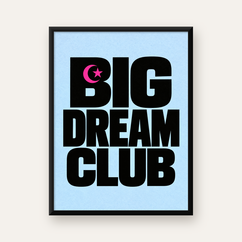 Big Dream Club Tipografi Poster Siyah-Pembe Ay Yıldız Motifli — Dikey baskı, düz siyah çerçeveli duvar posteri