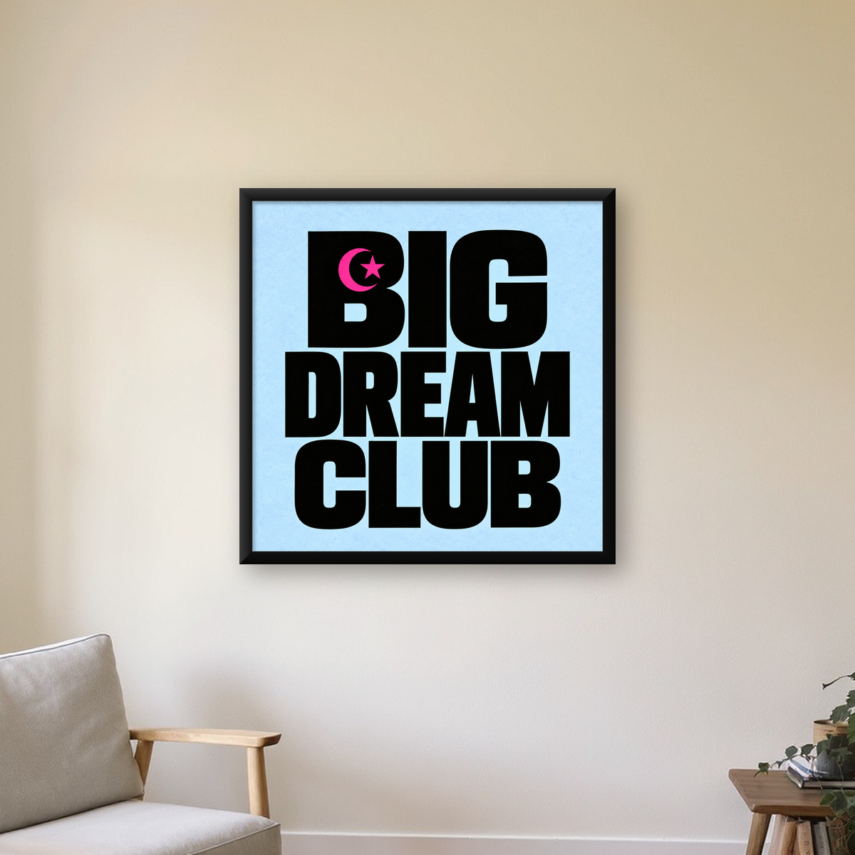 Big Dream Club Tipografi Poster Siyah-Pembe Ay Yıldız Motifli — Kare baskı, çerçeveli hâliyle bir ev duvarında