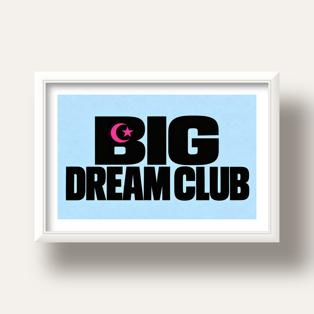 Big Dream Club Tipografi Poster Siyah-Pembe Ay Yıldız Motifli — beyaz derin çerçeveli paspartulu